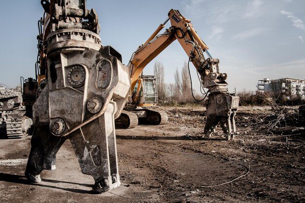 Cum să alegi echipamentele potrivite pentru demolări mecanizate