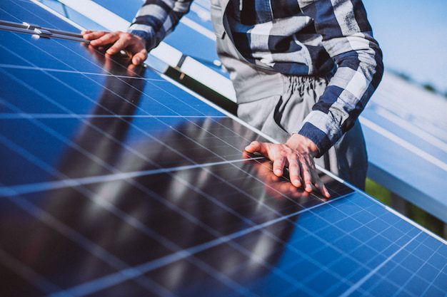 Beneficiile utilizării panourilor solare în construcțiile civile