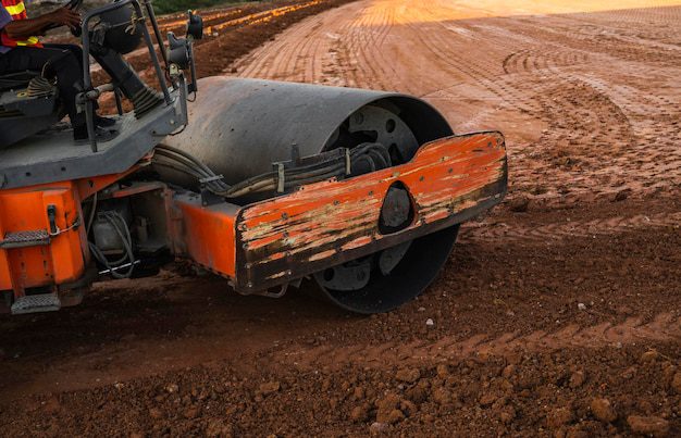 Diferențele dintre compactarea statică și cea dinamică a terenului